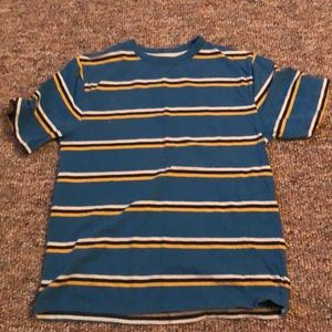 Striped short shirt sleeve.